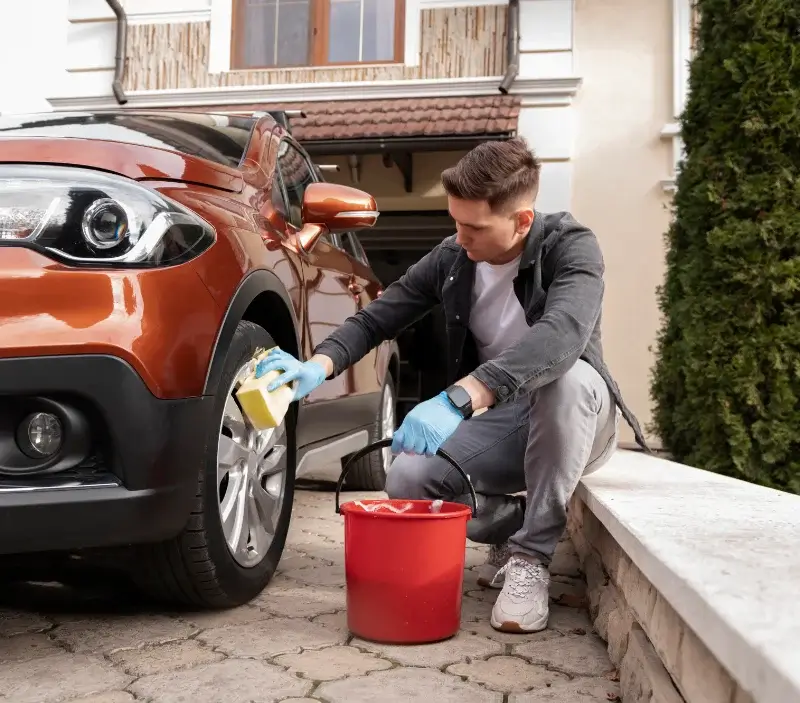 Lavage auto à domicile Biscarrosse : professionnel intervenant sur un véhicule